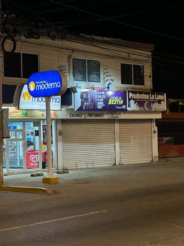 Tienda gamer Just Gaming de noche en Mazatlán