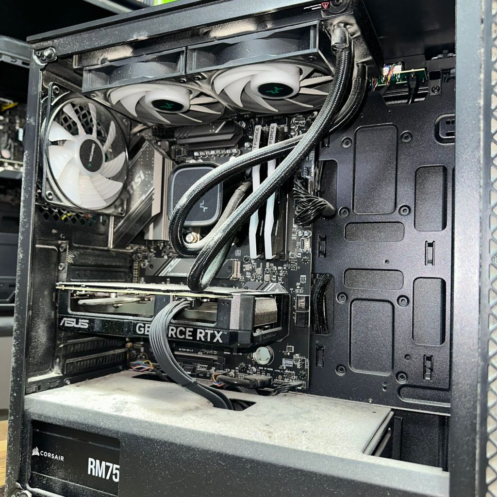 PC gamer con polvo antes de mantenimiento en Just Gaming Mazatlán